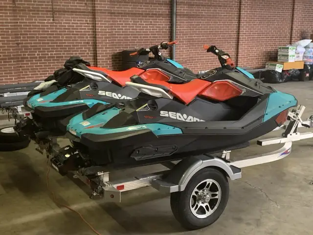 Sea Doo Sparks en colores azul y rojo en remolque doble