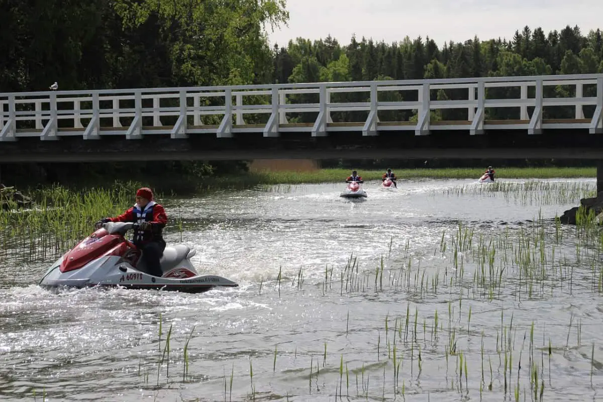 Las excursiones guiadas en moto de agua son una forma de ganar dinero