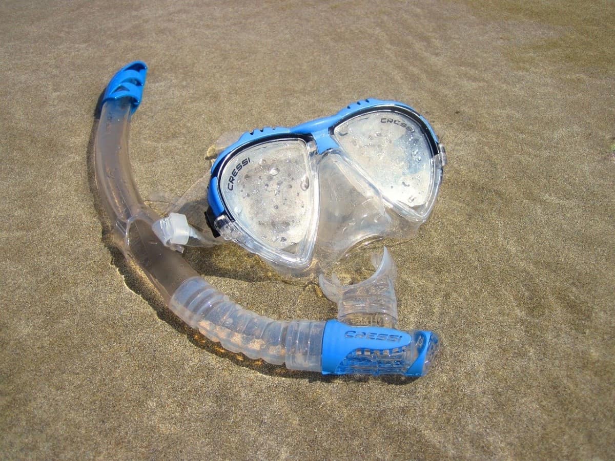 Snorkel y máscara en la playa.  Los snorkels largos son más difíciles de usar y pueden ser inseguros