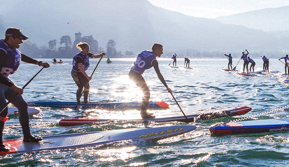 Carrera de paddle board con 2 personas compitiendo lado a lado 