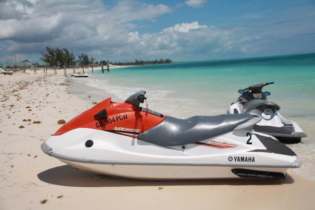 Foto de una moto acuática roja de agua salada usada