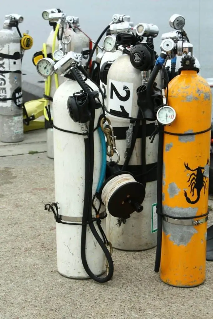 Los tanques de buceo se pueden transportar en automóviles