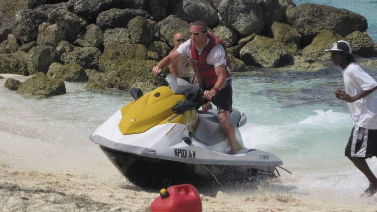 Montar en una moto de agua directamente a la playa