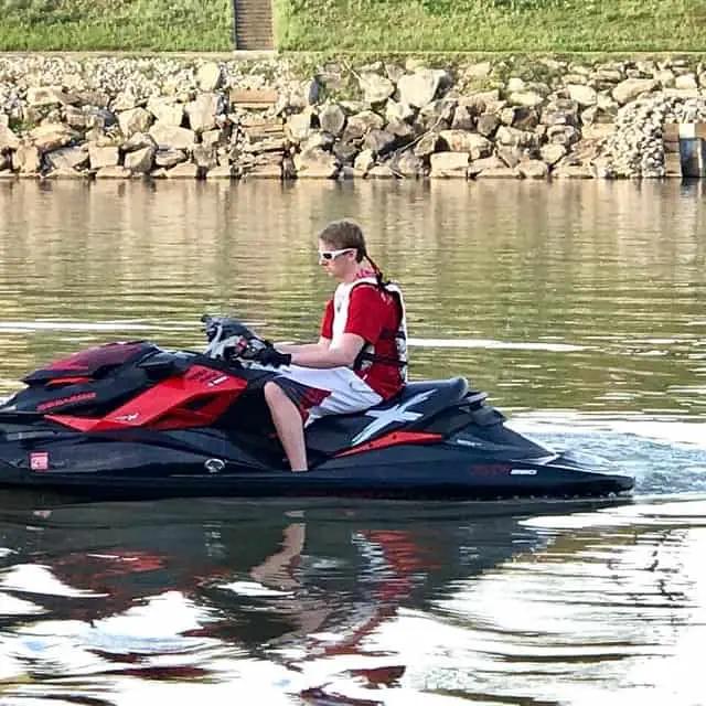 Foto del jinete en Sea Doo inactivo cerca de la costa