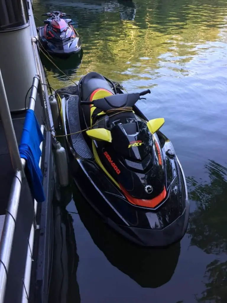 Atracar una moto de agua requiere tiempo y precaución.  Aquí tenemos Sea-Doos atados a una casa flotante