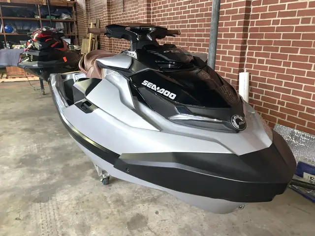 Marrón y blanco Sea Doo GTX 300 Limited PWC