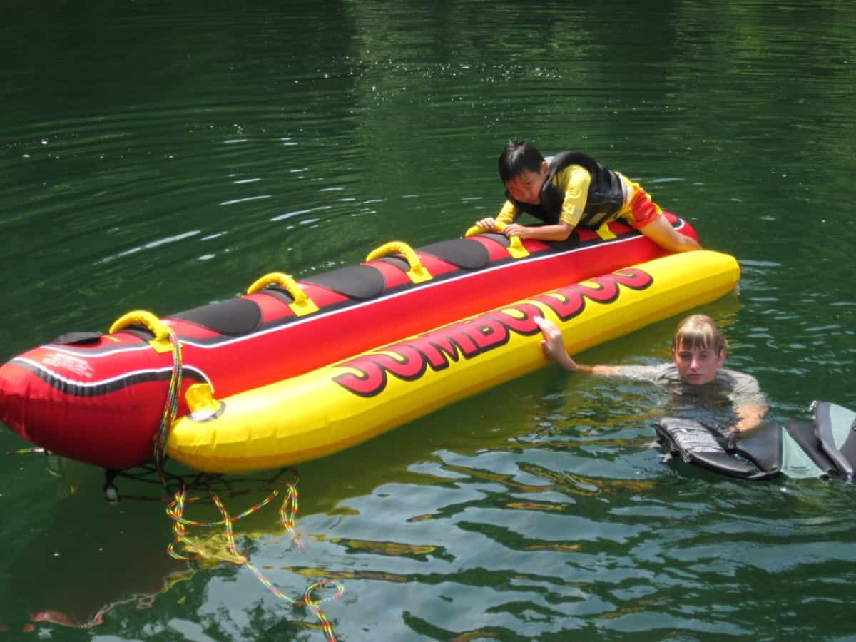 El perro caliente remolcable para 5 personas se puede tirar con una moto de agua o un bote