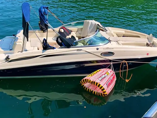 Imagen del tubo Gyro Sportsstuff con SeaRay Sundeck 260