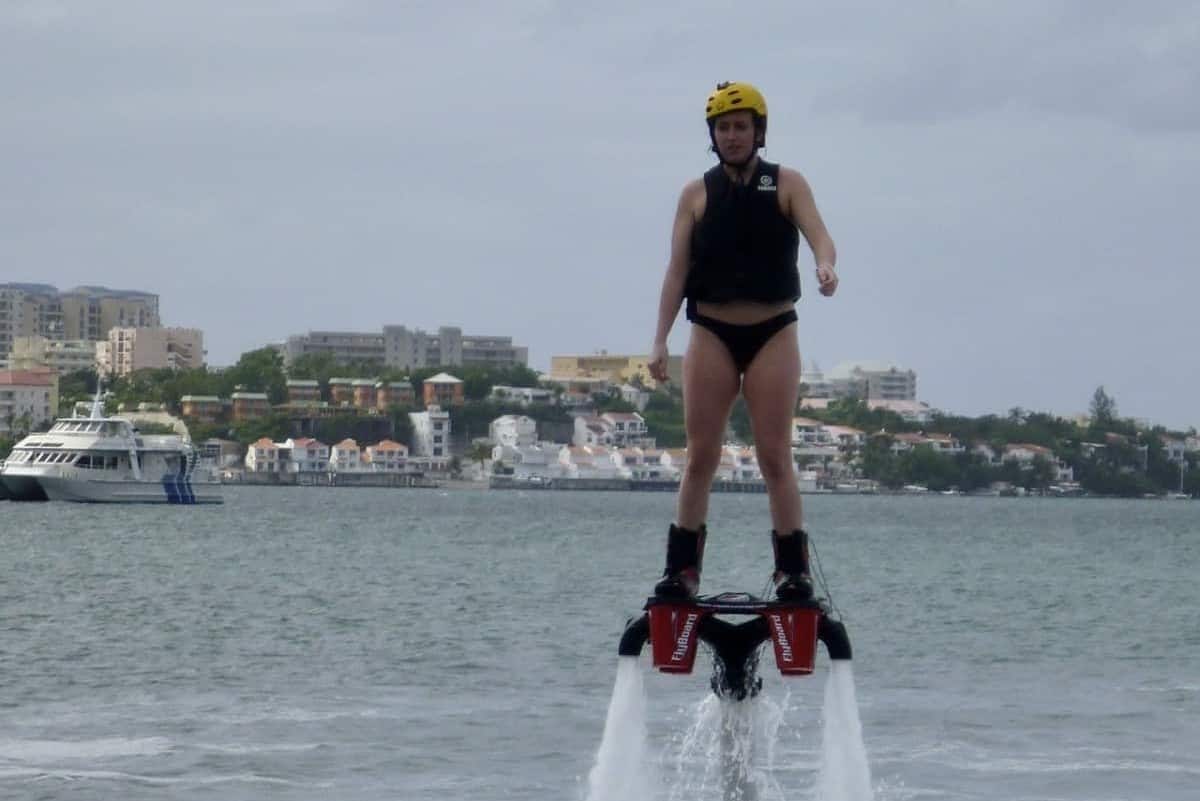 Hija en flyboard en Saint Martin Caribbean