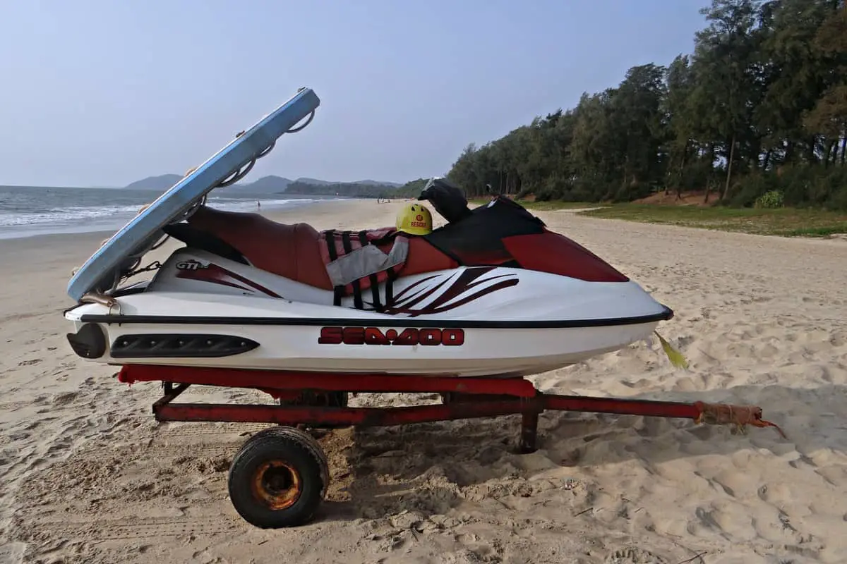 Uso de una plataforma rodante para lanzar su moto de agua en la playa - AquaSportsPlanet