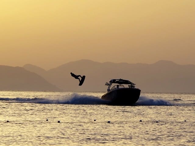 ¿Qué tan rápido van los barcos de wakeboard?  7 ejemplos - AquaSportsPlanet