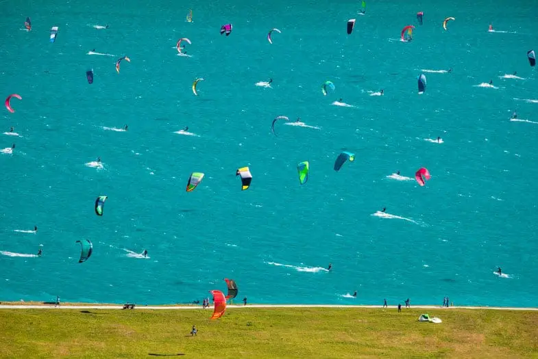 ¿Pueden los kitesurfistas ir contra el viento?  Aquí están los hechos - AquaSportsPlanet