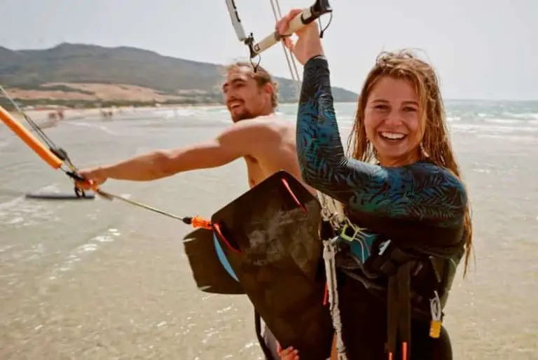 ¿Cómo se detienen los kitesurfistas?