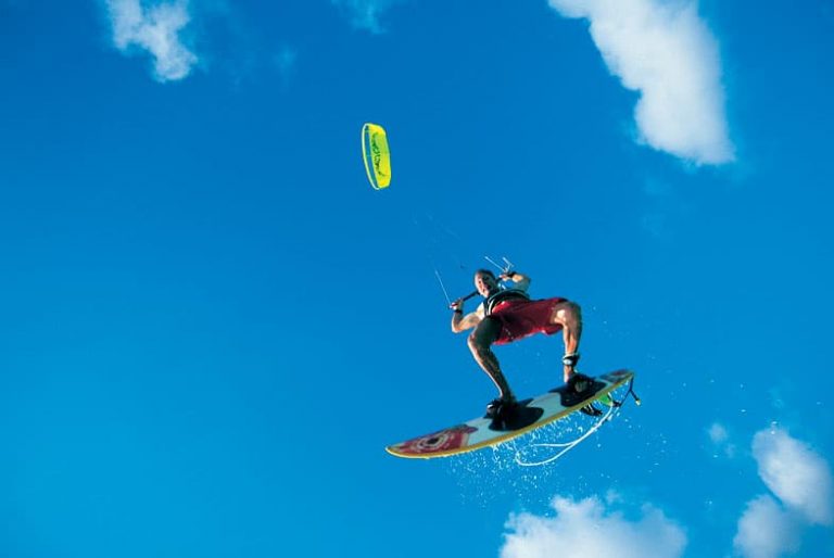 ¿Qué tan alto pueden saltar los kitesurfistas?