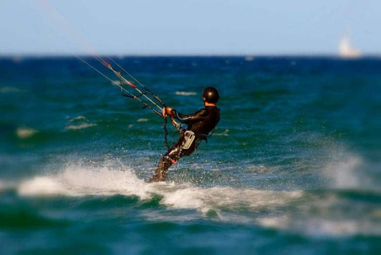 Cómo ponerse de pie en una tabla de kitesurf: La guía completa