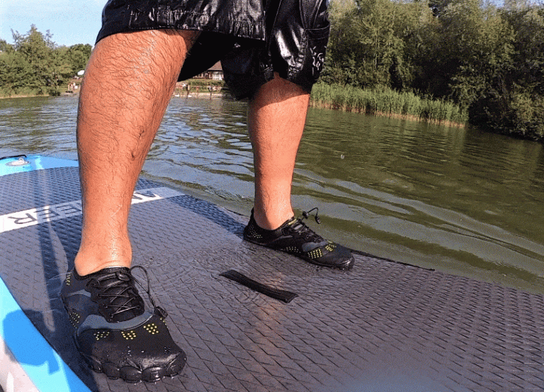 Por qué te duelen los pies cuando practicas surf de remo y qué hacer al respecto