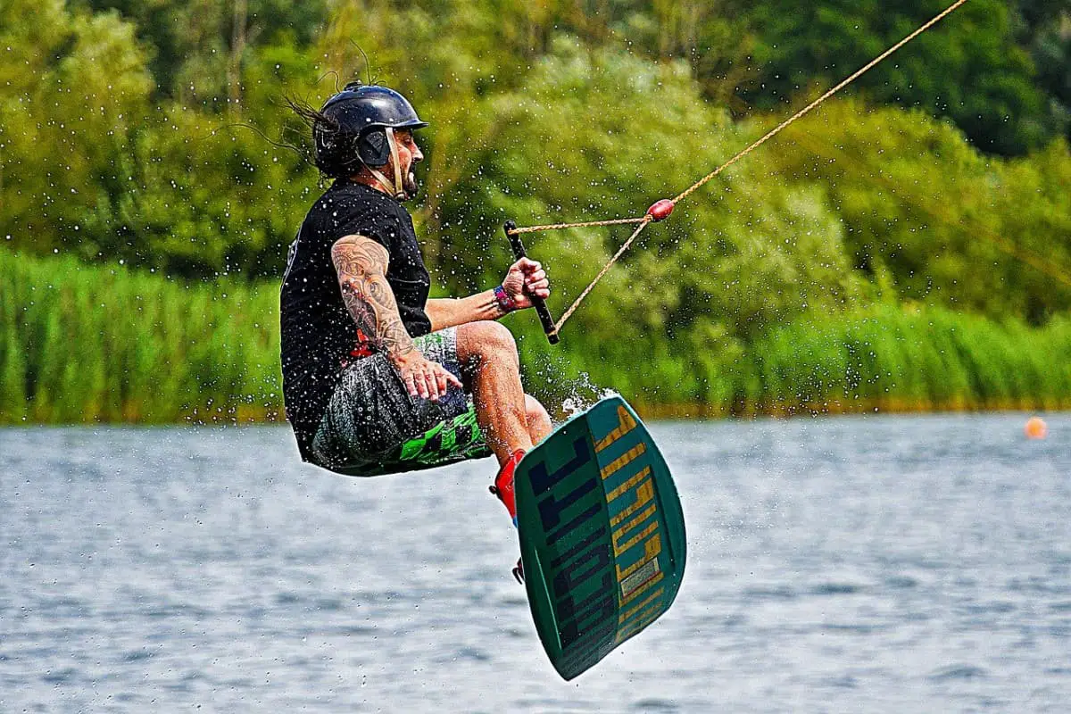 ¿Se puede utilizar una tabla de wakeboard para practicar kitesurf?  ¿Cual es la diferencia?  - AquaSportsPlanet