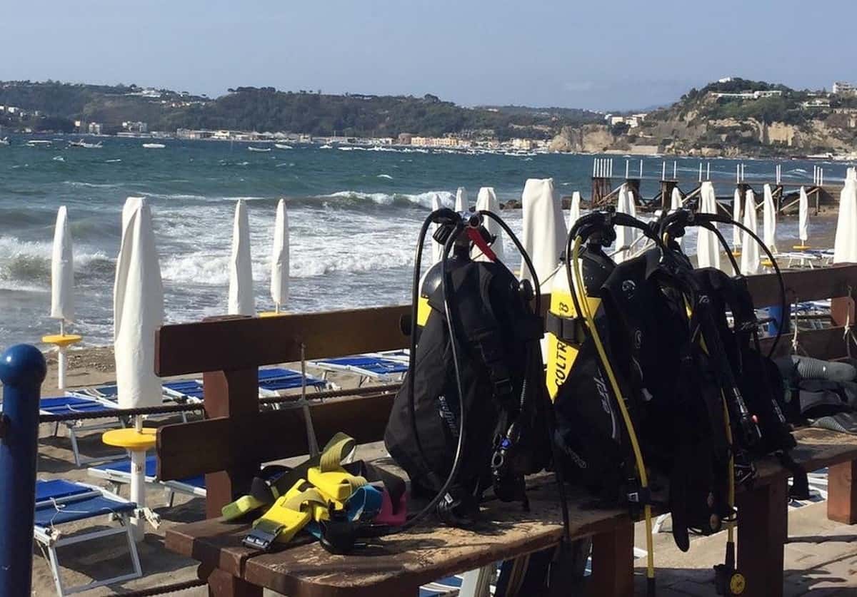 Volar después de bucear es peligroso.  Estos tanques están listos para el día, los buzos que los usaron deben esperar 24 horas antes de volar a casa.