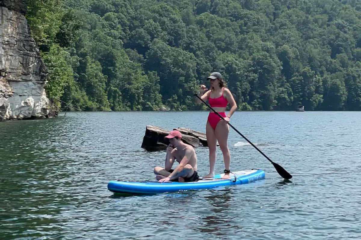 foto de mi hija y mi novio en iRocker Nautical paddle board en el lago