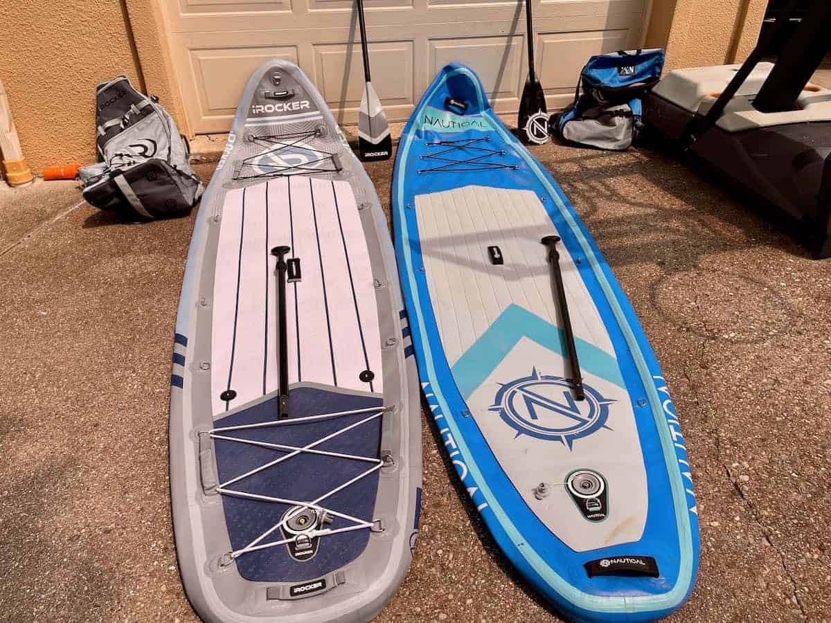 Secar las tablas de paddle surf iRocker All Around y Nautical en el camino de entrada